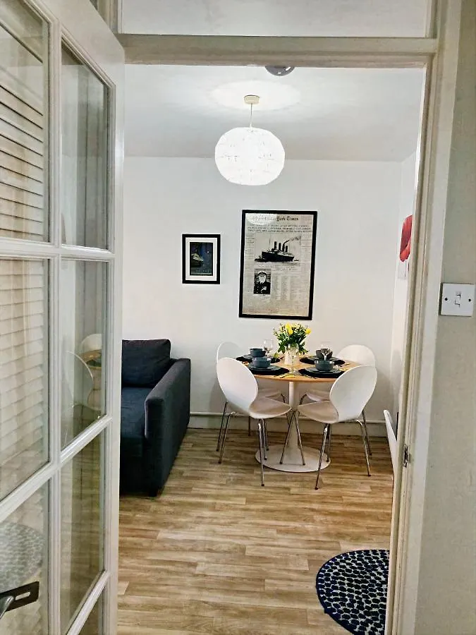 Great Location - City Centre - Parking - 4 Beds - 2 Bedrooms Apartment