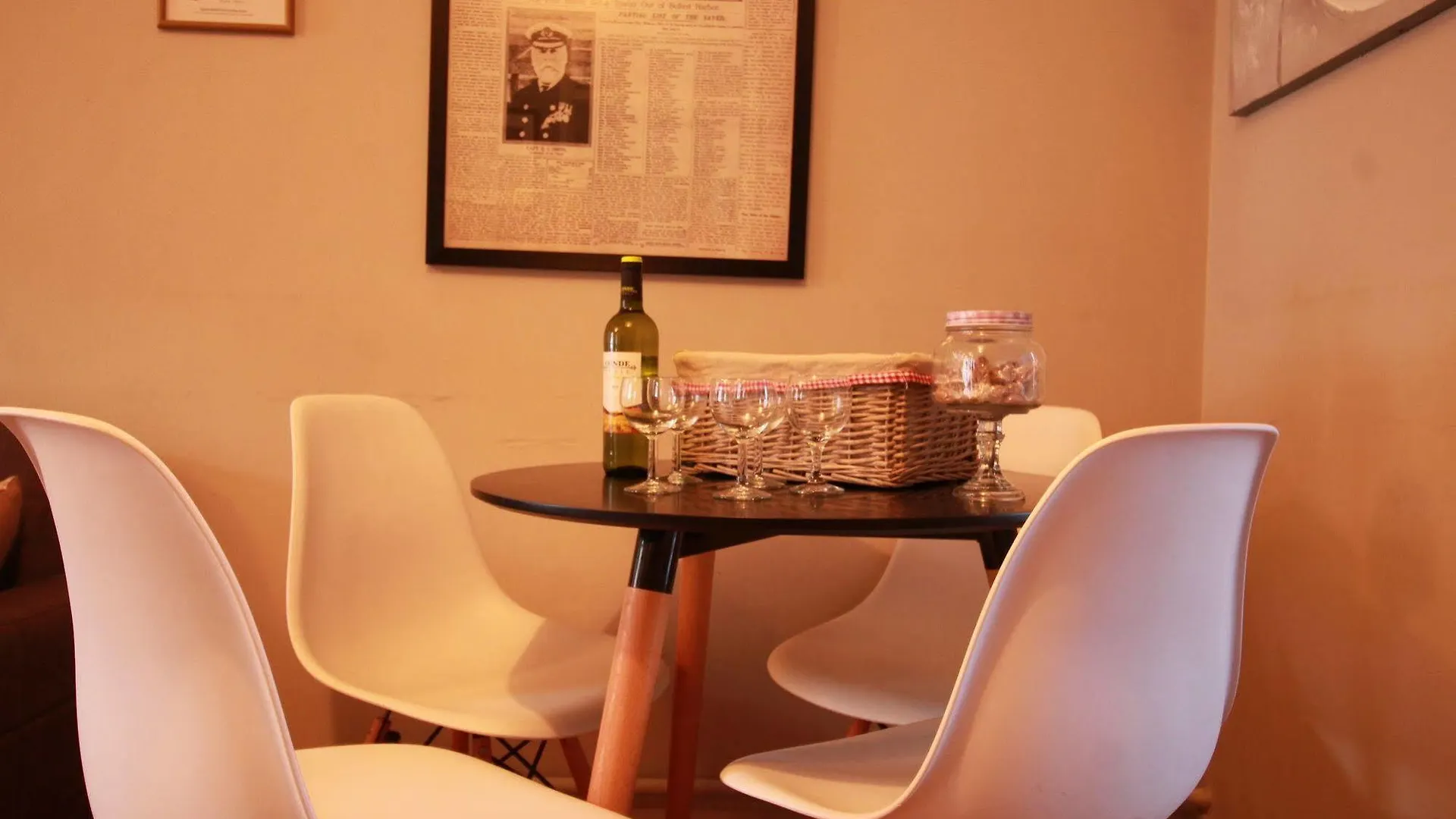 Great Location - City Centre - Parking - 4 Beds - 2 Bedrooms Apartment